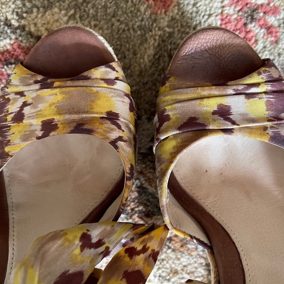 Yellow and Brown Ugg Espadrilles 5.5 but fit a 6.5 - Picture 5 of 6